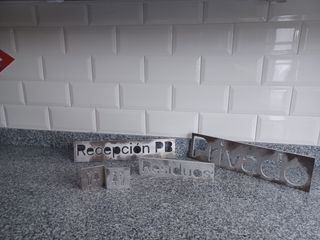 Letreros metálicos: Recepción, Privado, Baños