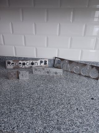 Letreros metálicos: Recepción, Privado, Baños