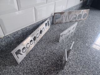 Letreros metálicos: Recepción, Privado, Baños