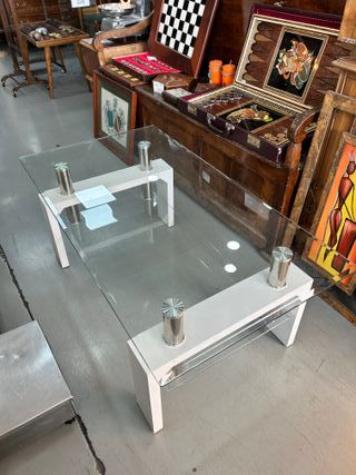 Mesa de centro de cristal y metal