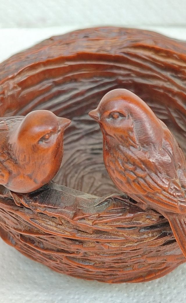 Okimono uccellino nido legno bosso periodo Showa