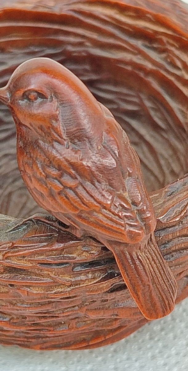 Okimono uccellino nido legno bosso periodo Showa