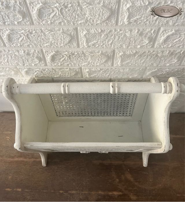 Portariviste shabby chic bianco in vimini e legno