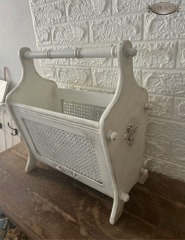Portariviste shabby chic bianco in vimini e legno