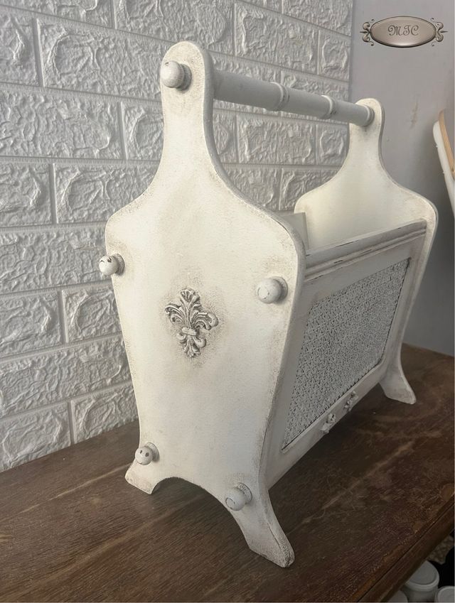 Portariviste shabby chic bianco in vimini e legno
