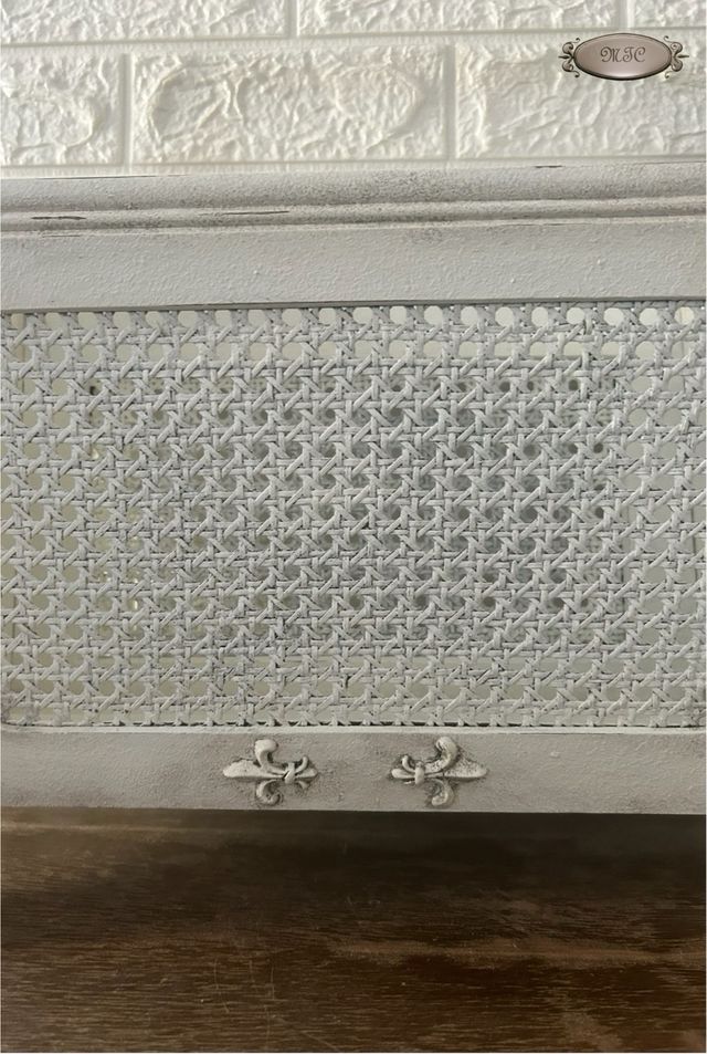 Portariviste shabby chic bianco in vimini e legno