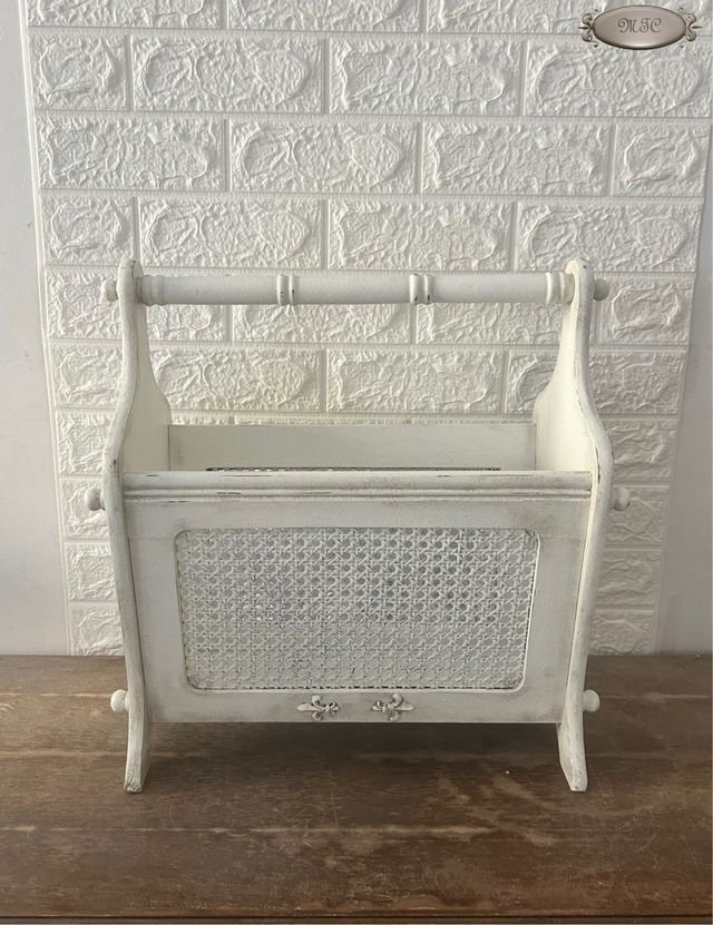 Portariviste shabby chic bianco in vimini e legno