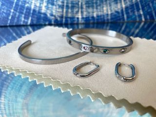 Pulseras y pendientes
