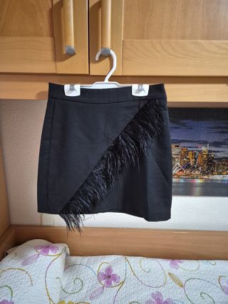 Falda negra plumas
