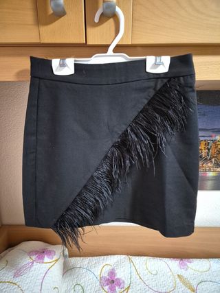 Falda negra plumas
