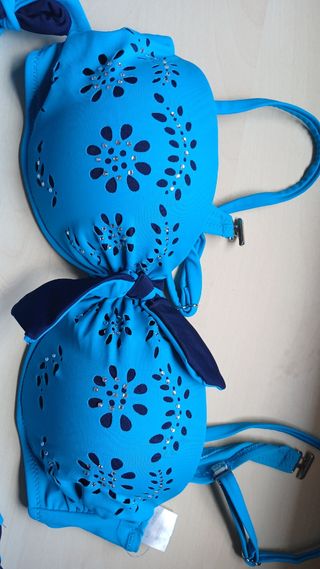 Bikini azul turquesa con detalles