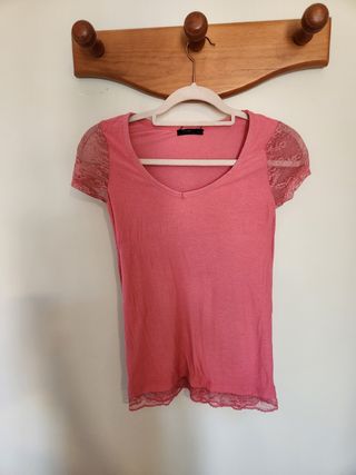 Camiseta Bershka rosa talla M