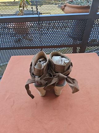 Sandali zeppa marrone