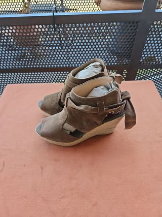 Sandali zeppa marrone