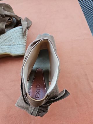 Sandali zeppa marrone