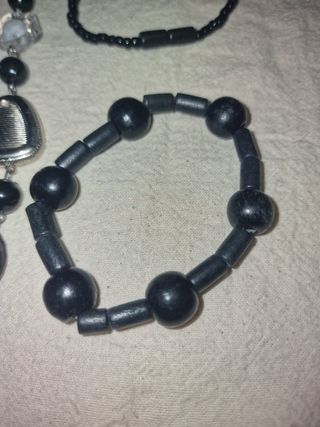 Collana e bracciali neri