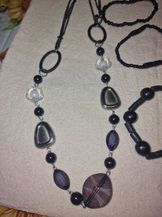 Collana e bracciali neri