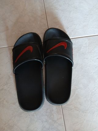 Sandalias Nike negras y rojas - Talla 41