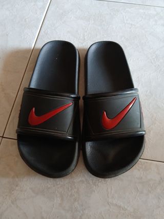 Sandalias Nike negras y rojas - Talla 41