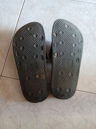 Sandalias Nike negras y rojas - Talla 41