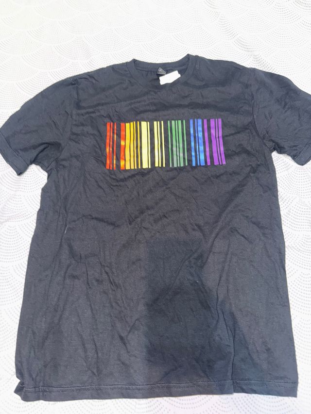 t-shirt nera con stampa codice a barre