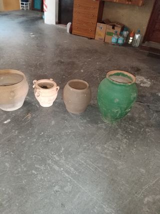 Tinajas y maceta de cerámica