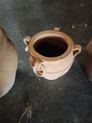Tinajas y maceta de cerámica