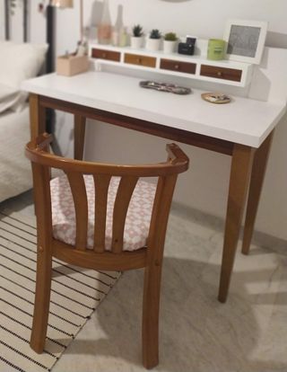 Escritorio tocador de madera y silla