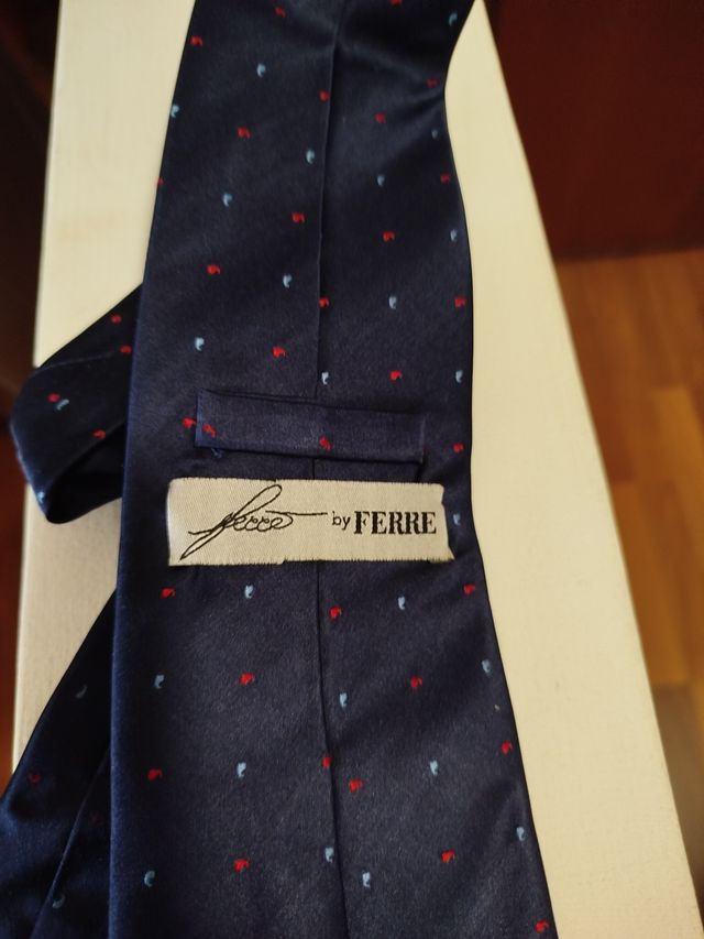 24 cravatte + 4 papillon + astuccio