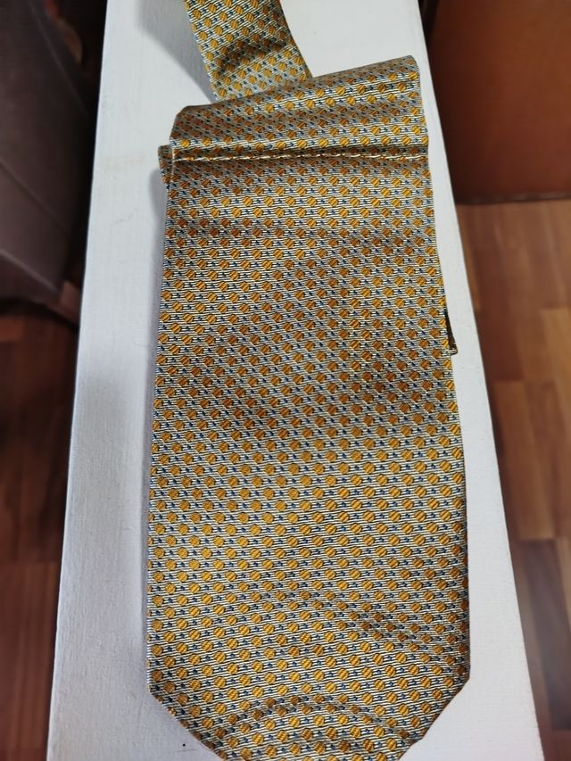 24 cravatte + 4 papillon + astuccio