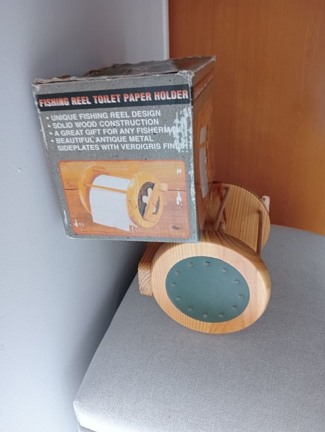 Portarrollos madera estilo carrete pesca