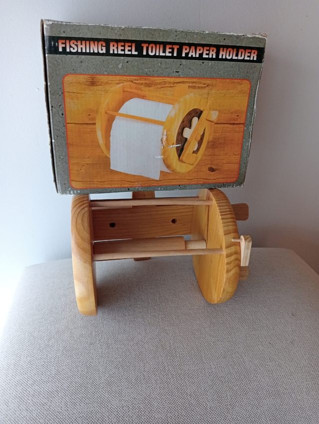 Portarrollos madera estilo carrete pesca