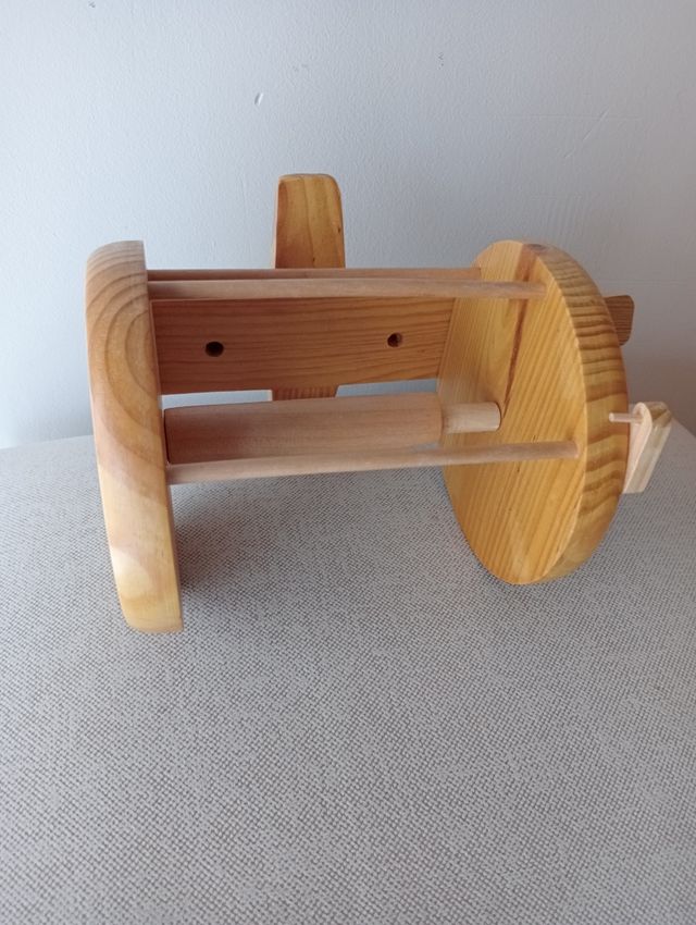Portarrollos madera estilo carrete pesca