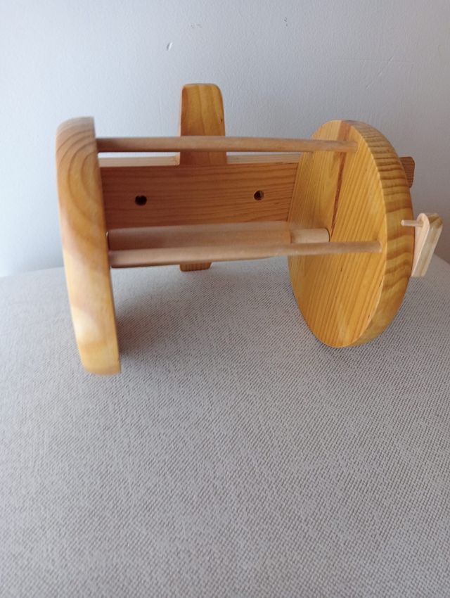 Portarrollos madera estilo carrete pesca