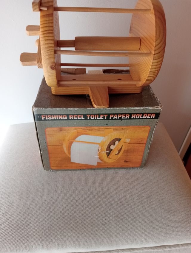 Portarrollos madera estilo carrete pesca
