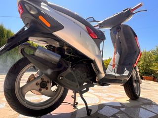 Piaggio NGR MC3: Motocicleta de 49 cc