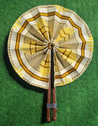 Abanico artesanal beige y amarillo