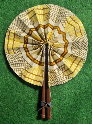 Abanico artesanal beige y amarillo