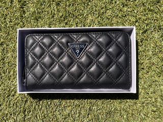 Cartera Guess negra acolchada