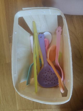 Cocinita de juguete madera Ikea y utensilios 