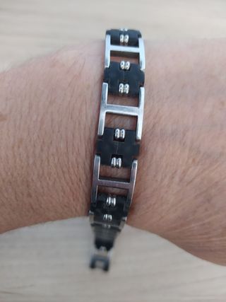 Pulsera negra y plateada hombre.