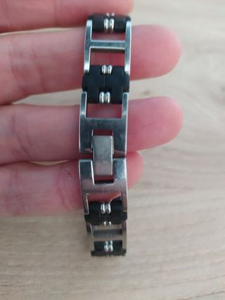 Pulsera negra y plateada hombre.