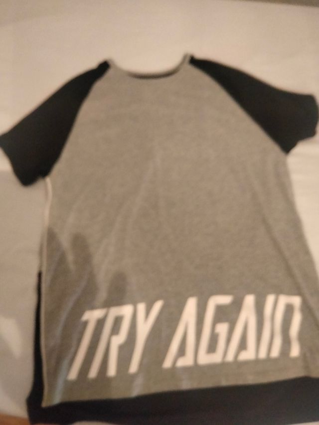 Camiseta gris y negra - And Again