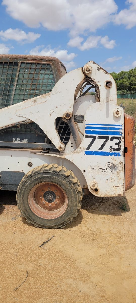 Minicargadora Bobcat 773
