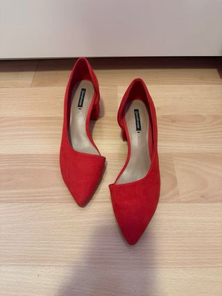 Zapatos tacón rojo con diseño elegante y cómodos