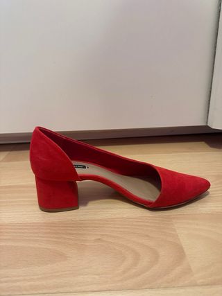 Zapatos tacón rojo con diseño elegante y cómodos