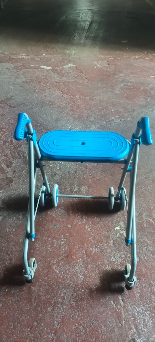 Andador con asiento plegable