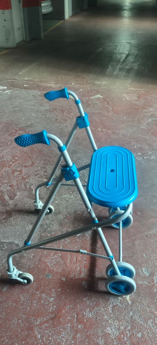 Andador con asiento plegable