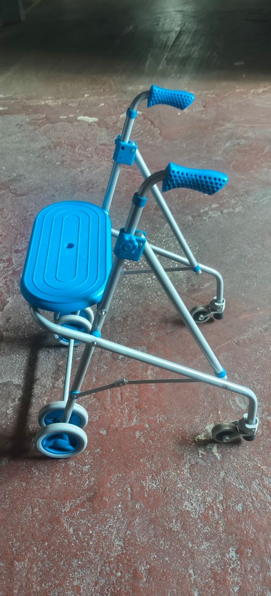 Andador con asiento plegable