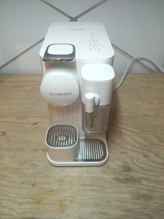 Cafetera Nespresso Lattissima One EN510W Blanca